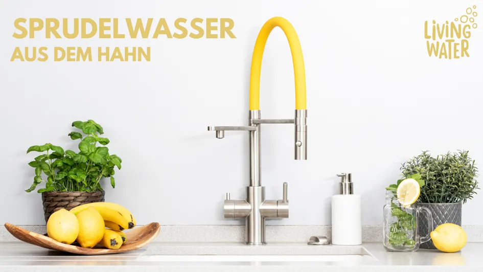 Moderne Küchenarmatur mit gelbem Schlauch für Sprudelwasser direkt aus dem Hahn.