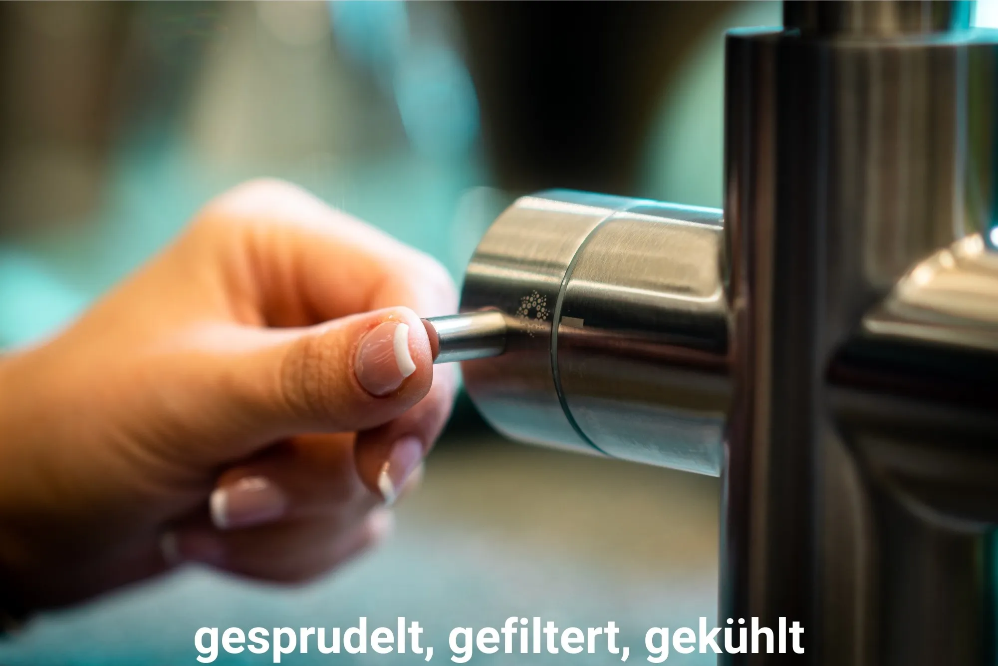 Hand dreht Regler am LivingTap Pro Wasserhahn mit Sprudelfunktion