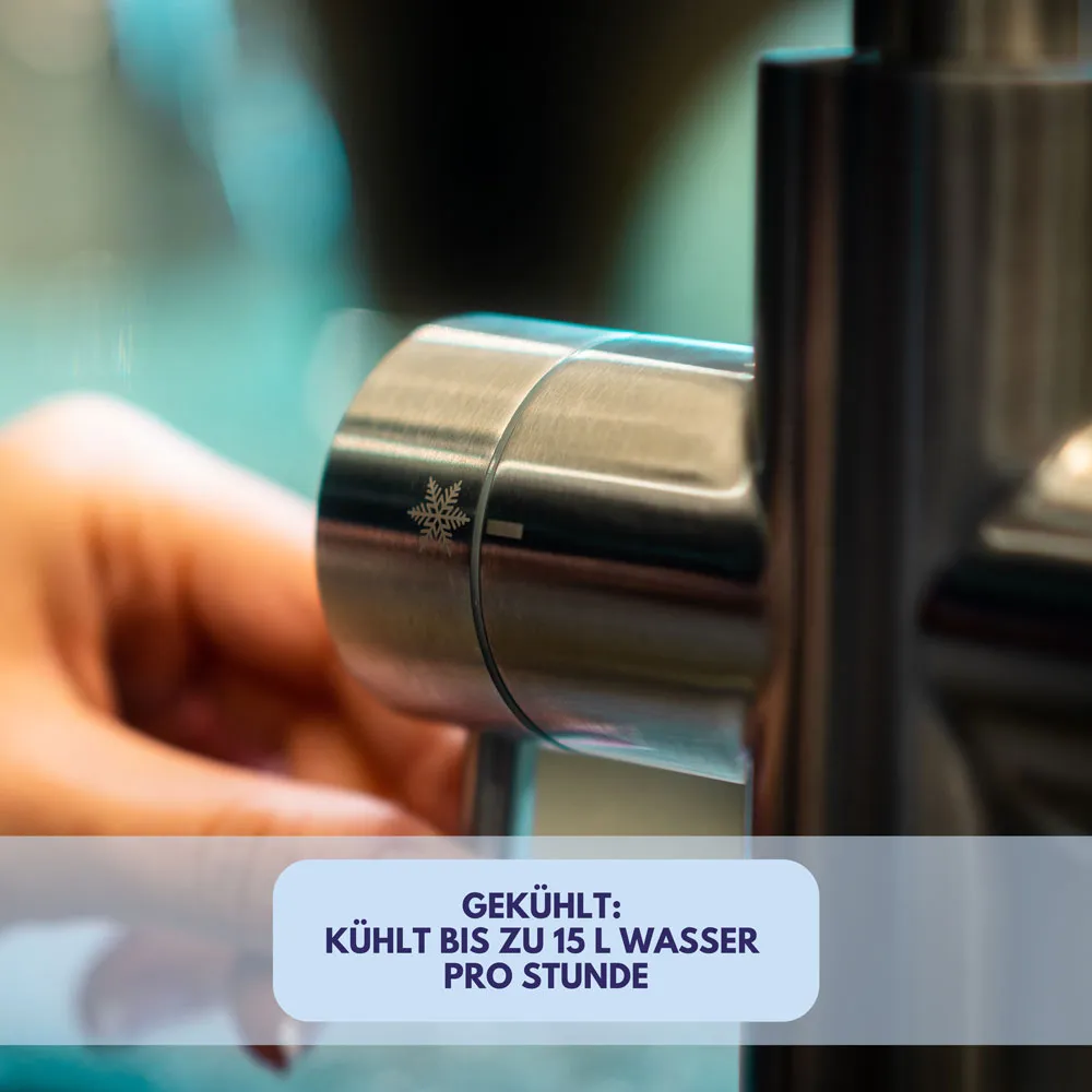 Ein Nutzer bedient einen Kühler, der bis zu 15 Liter Wasser pro Stunde kühlen kann.