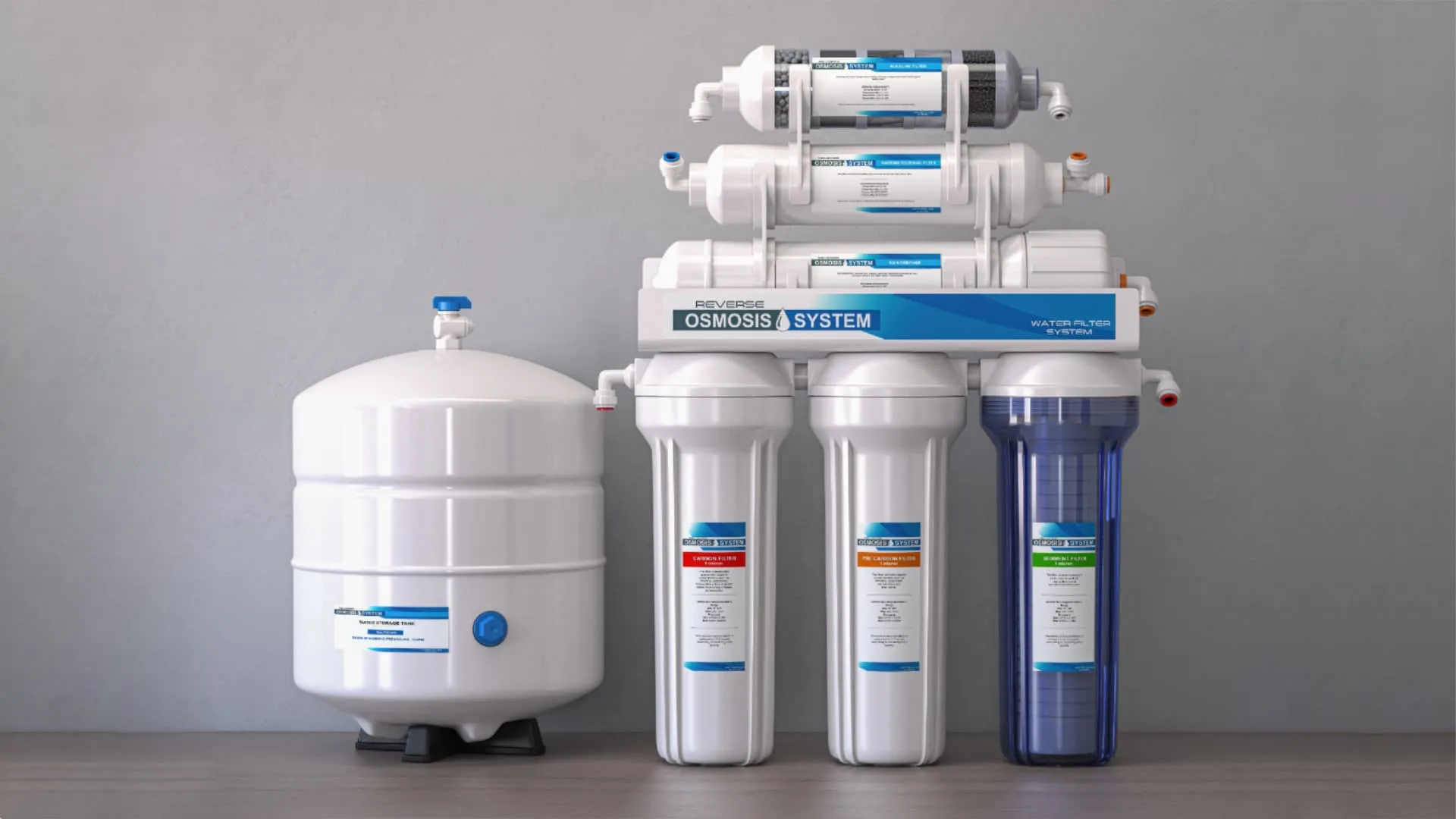 Umkehrosmoseanlage mit Filterstufen und Vorratsbehälter – technische Darstellung zur Wasserreinigung.