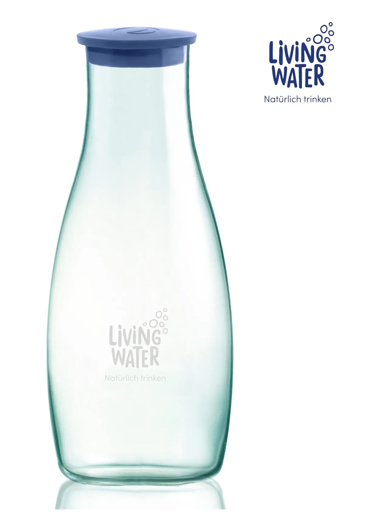 Eine klare Glasflasche mit blauen Deckel und dem Aufdruck "Living Water - Natürlich trinken".