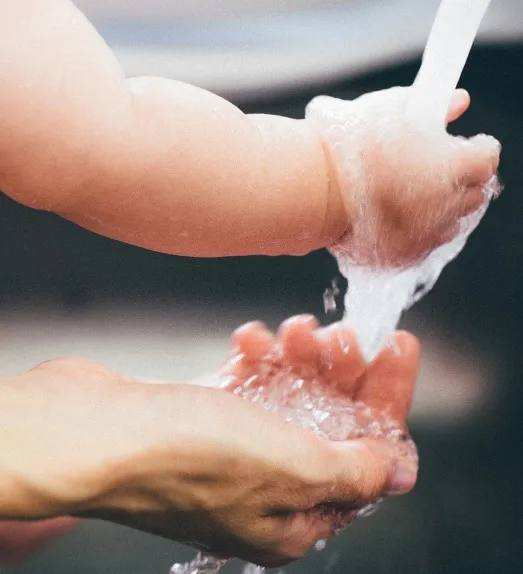 Ein Baby beim Händewaschen – braucht es dafür spezielles Babywasser oder reicht das aus dem Hahn?