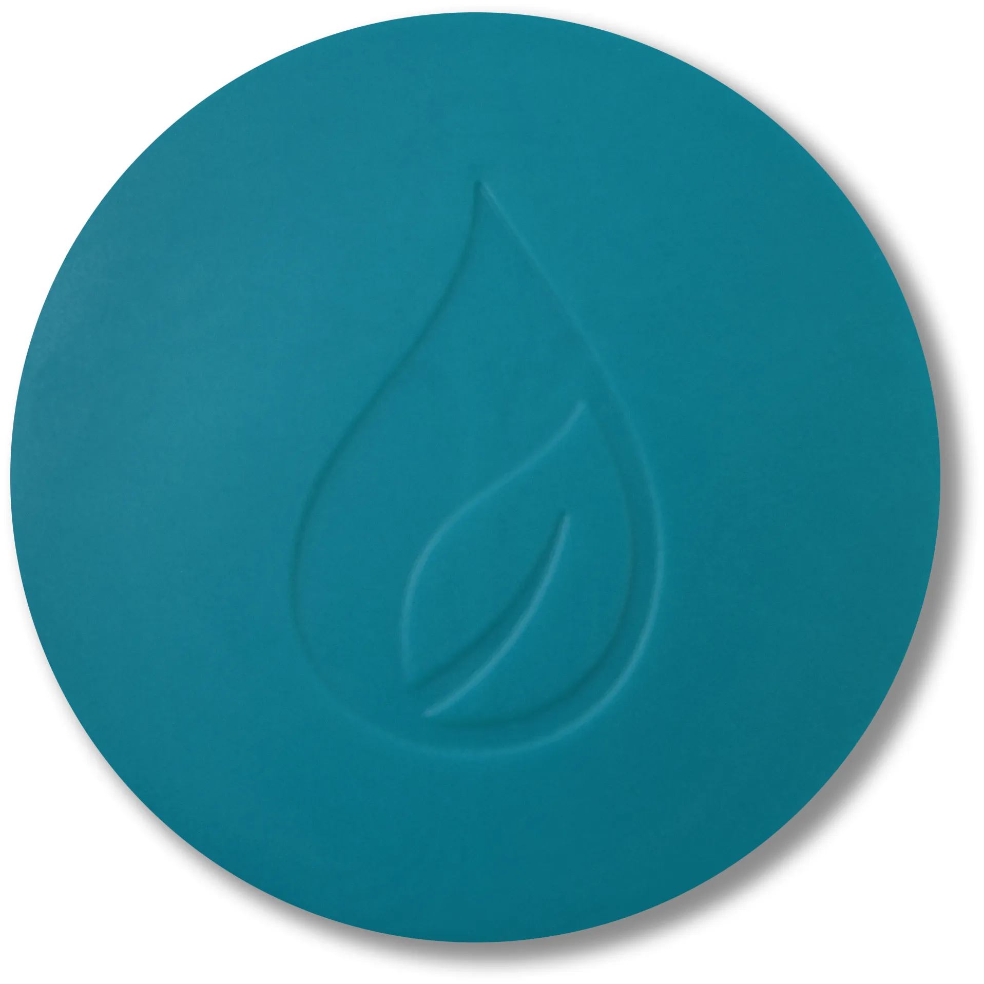 Ein runder, türkisfarbener Gegenstand mit einem prägenden Wassertropfen- und Blatt-Motiv.