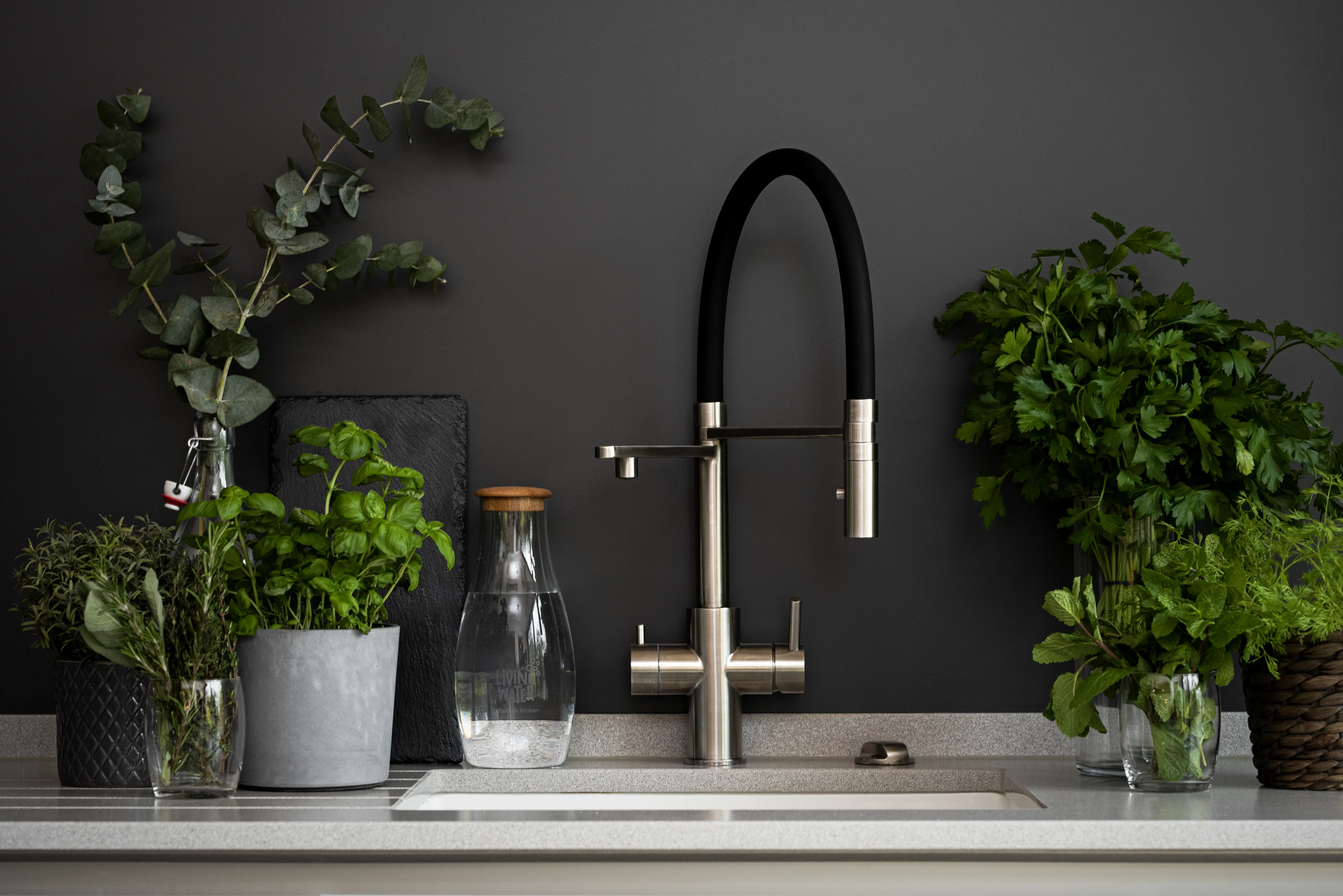 Vorschau: Living Water Sprudel Wasserhahn mit Kohlensäure und Wasserfilter, Edelstahl gebürstet Brauseauslauf schwarz