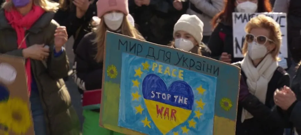 Demonstration für den Frieden mit Plakaten über den Krieg in der Ukraine.