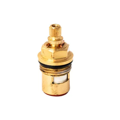 Ein goldfarbener Wasserhahn-Filter oder Ventil mit Gewinde und O-Ringen.