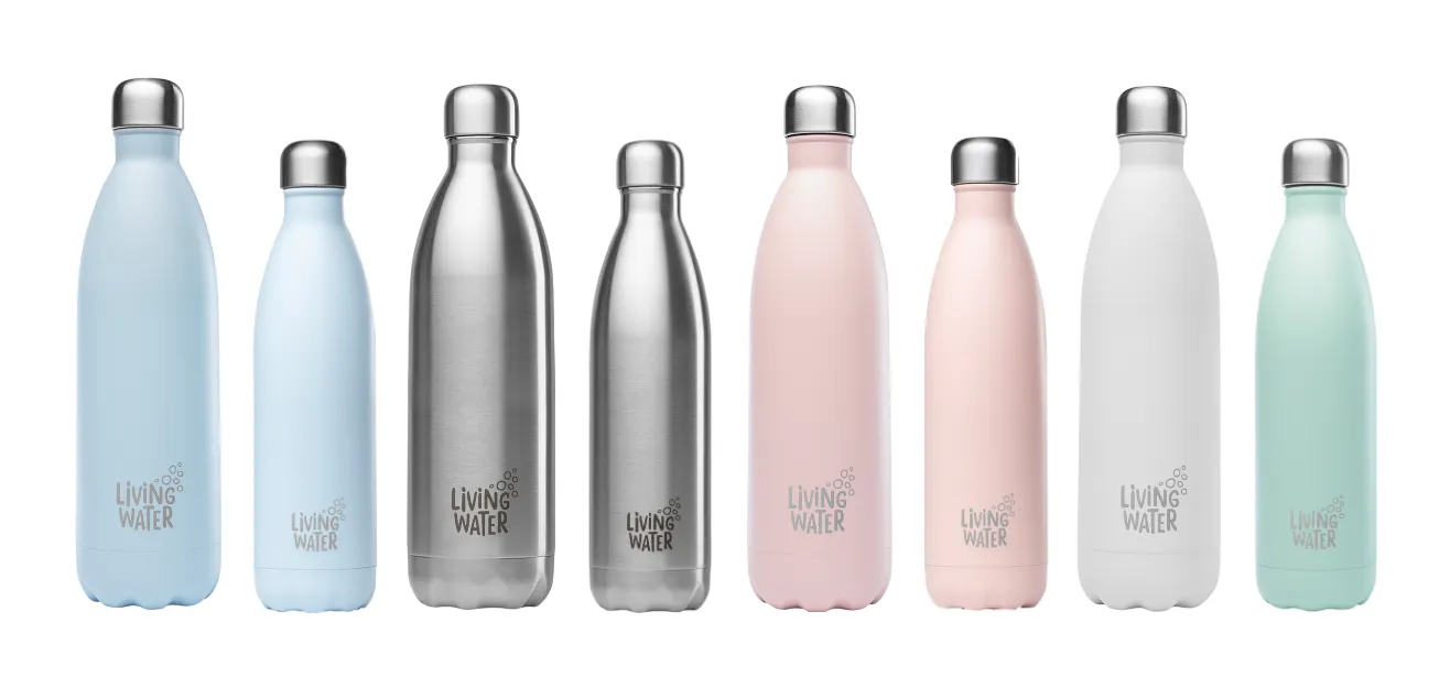 Mehrere wiederverwendbare Wasserflaschen in unterschiedlichen Farben (blau, Edelstahl, pink, weiß, mint) mit dem Aufdruck "Living Water".
