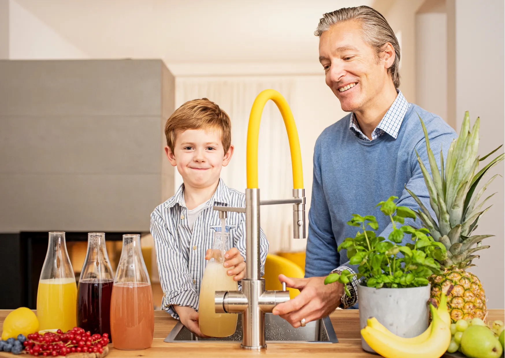 Kind zapft Wasser aus stylischem Küchenhahn – Alltag mit Wasserspender zuhause.