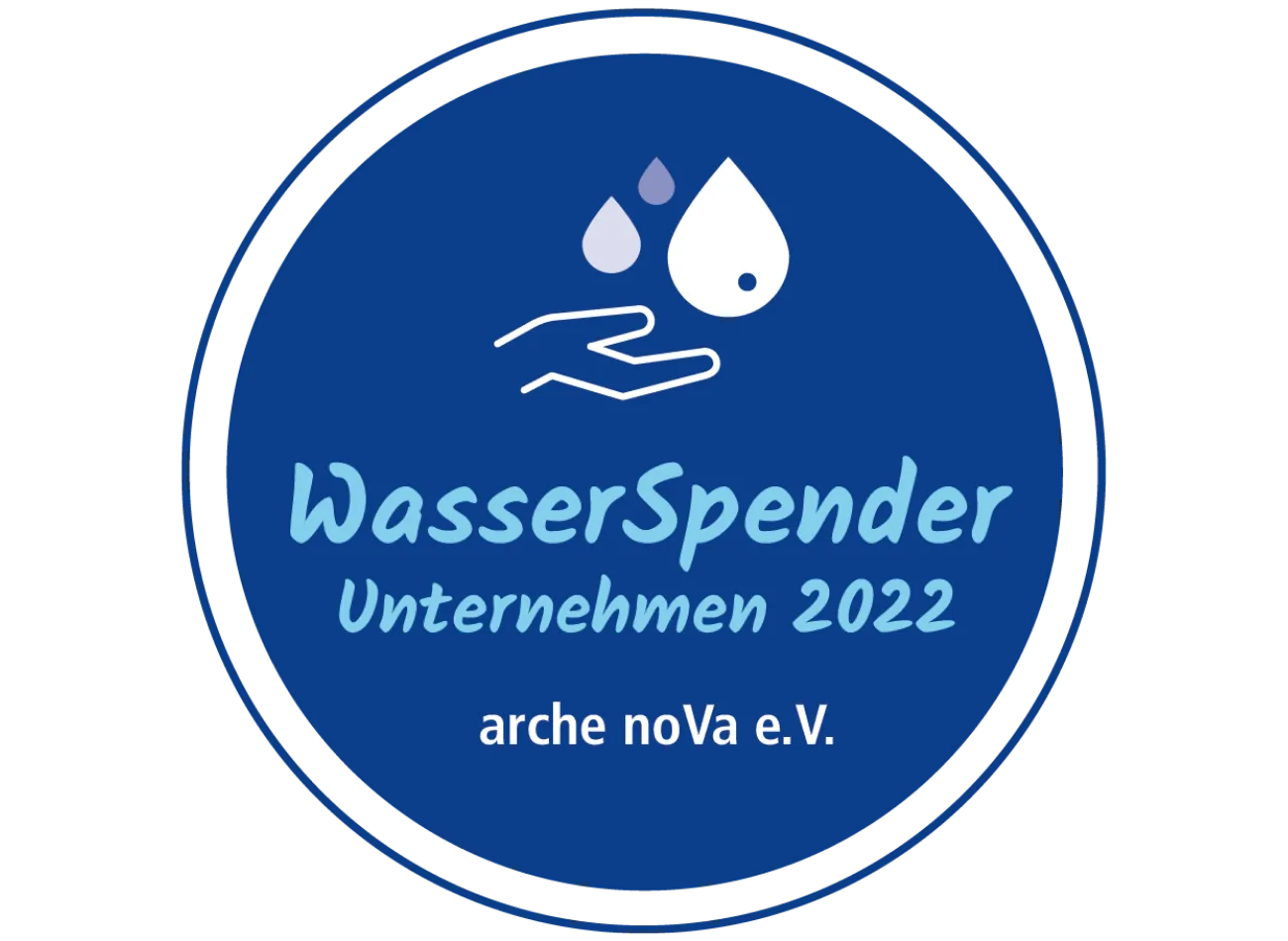 Ein blauer Kreis mit der Aufschrift "WasserSpender Unternehmen 2023" und einem Symbol von Wassertropfen und einer Hand.