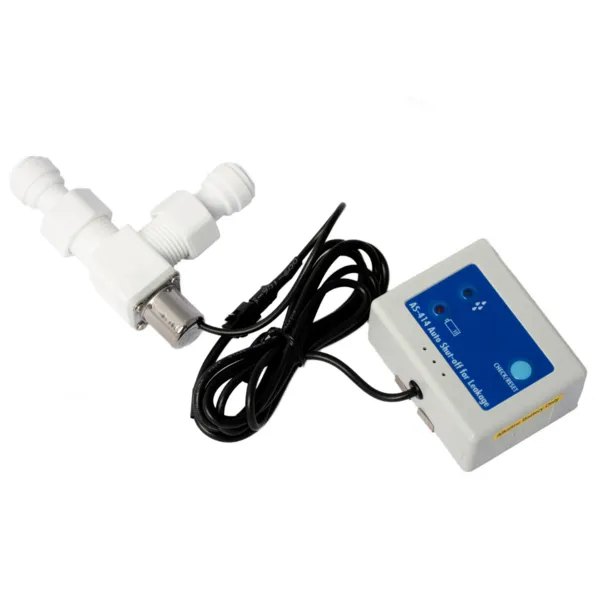 Ein weißes Gerät mit zwei Anschlüssen und einem Kabel, das mit einem kleinen rechteckigen Kontrollpanel verbunden ist.