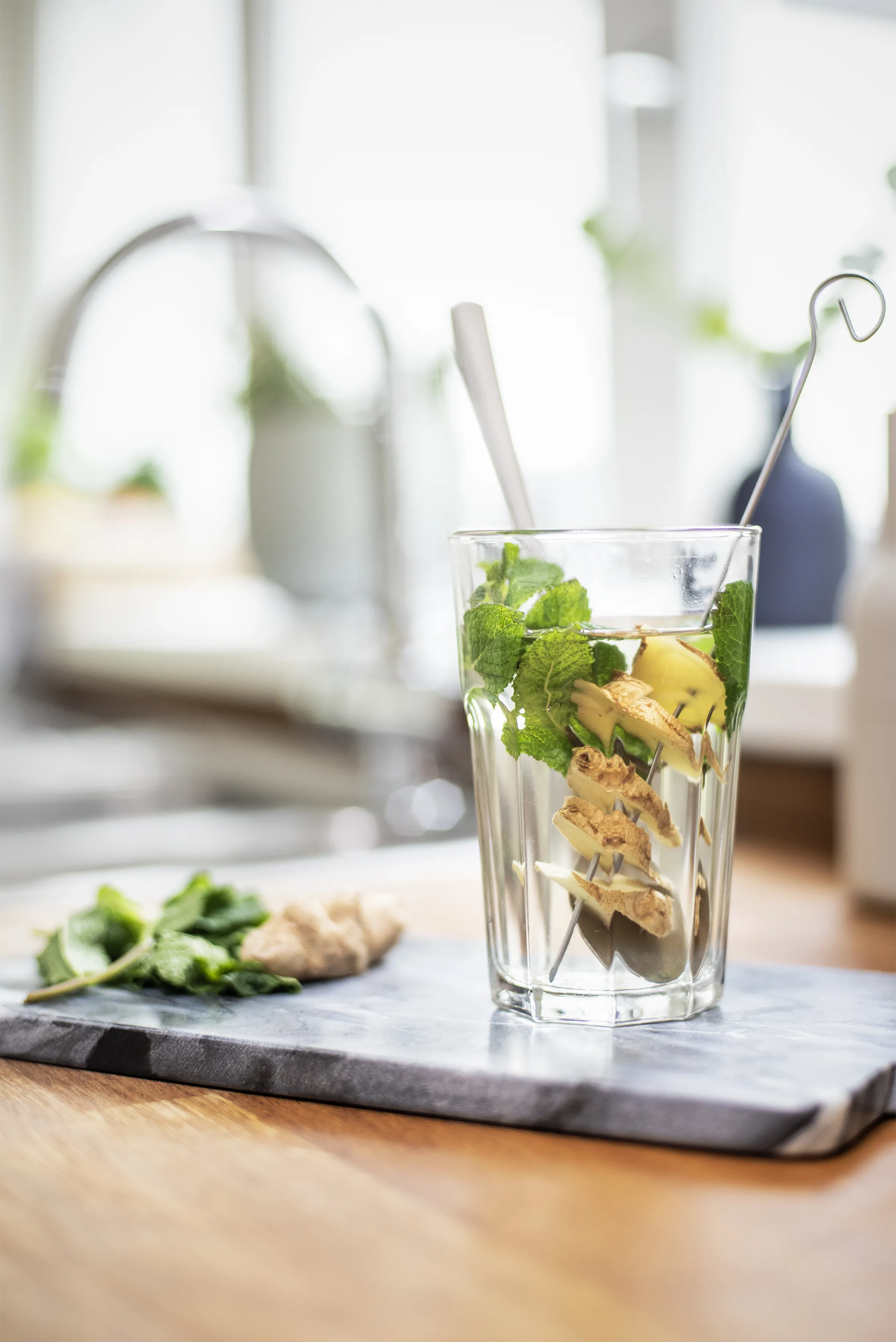 Vitaminreicher Aufguss mit Ingwer und Minze in der Küche