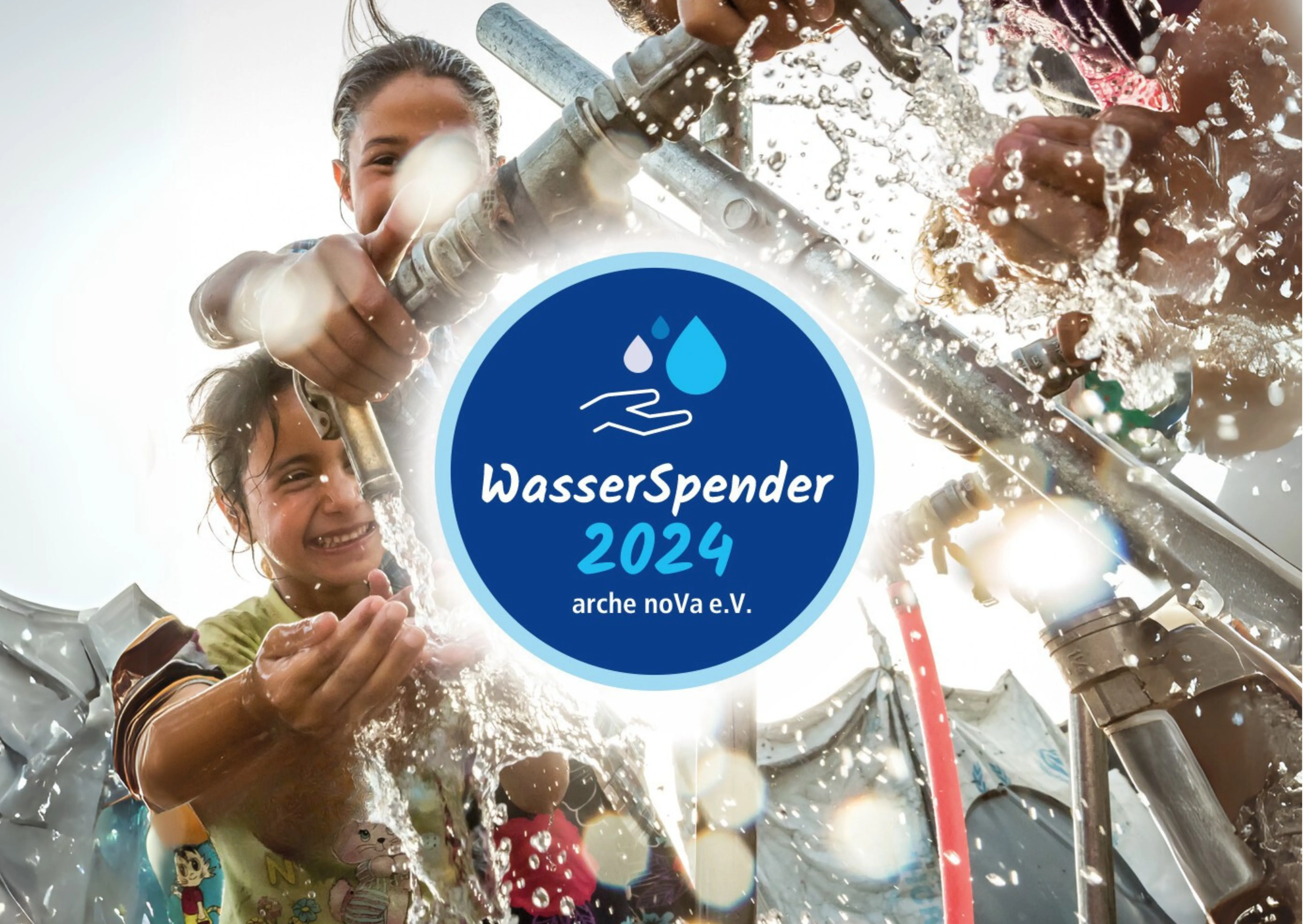 Bildbeschreibung: Kinder freuen sich und fangen Wasser aus einem Wasserhahn auf, mit dem Logo „WasserSpender 2024“ im Vordergrund.