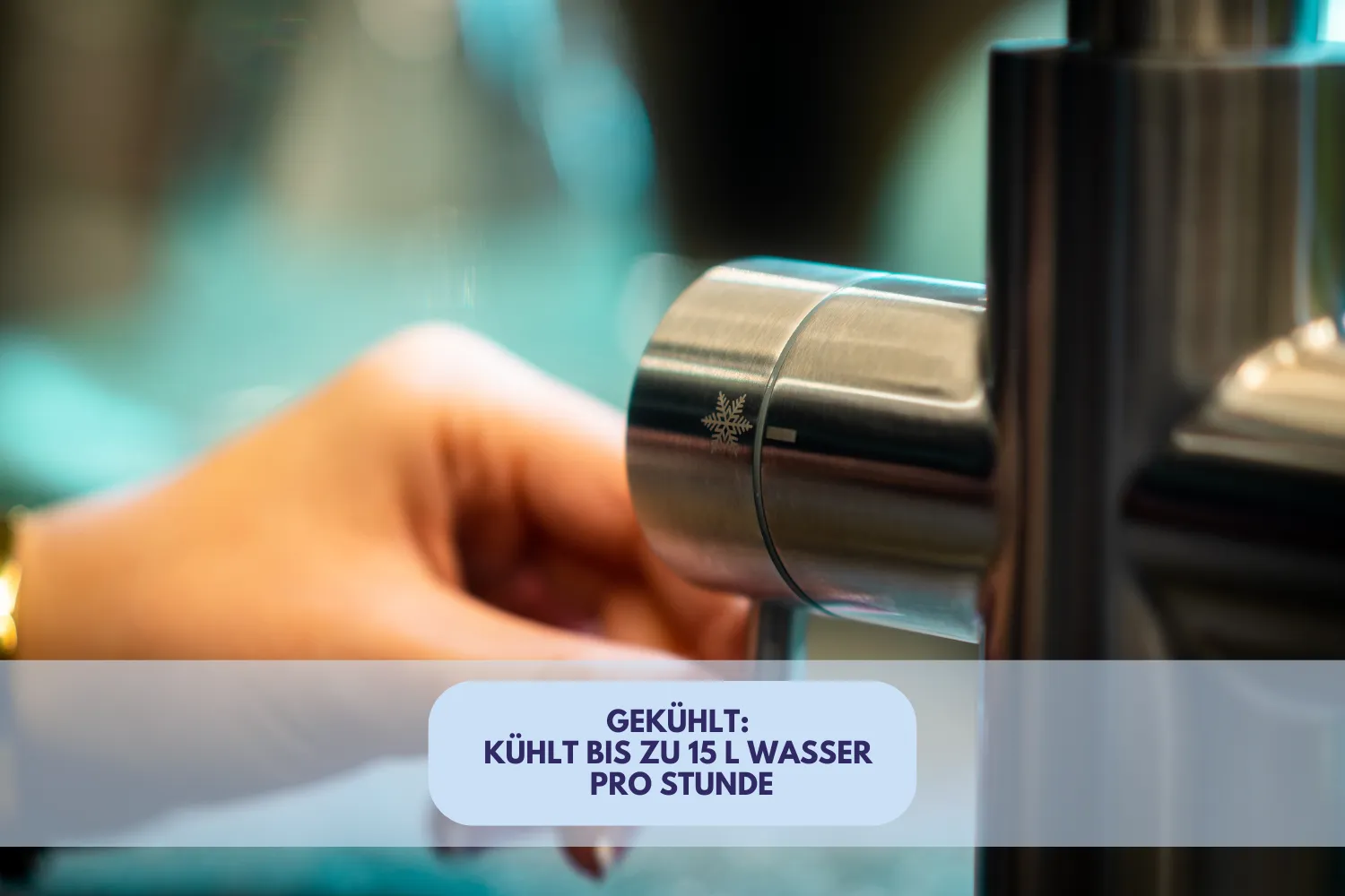 Hand, die einen Wasserhahn bedient, mit der Aufschrift „Kühlt bis zu 15 l Wasser pro Stunde“.