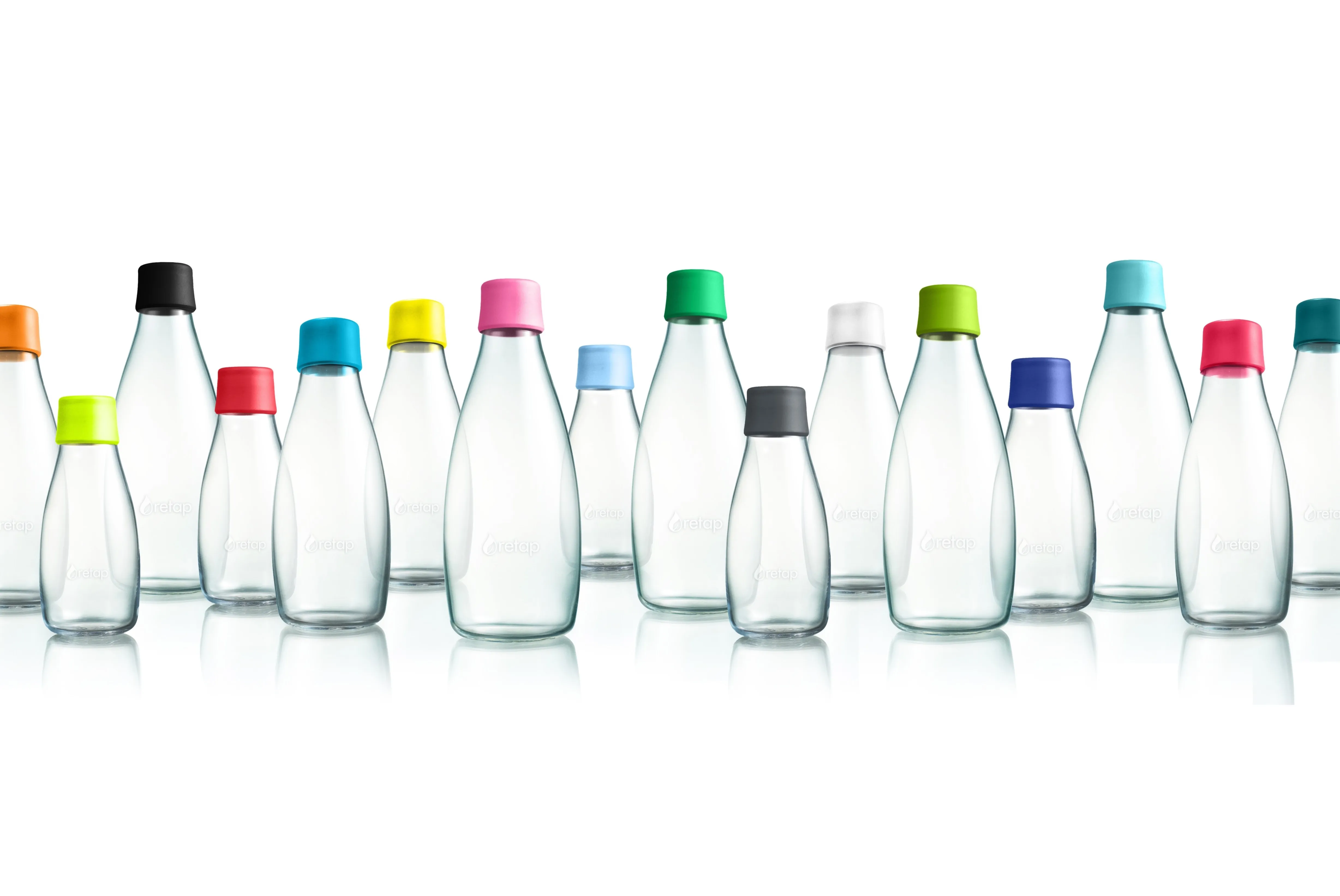 Eine Gruppe von transparenten Glasflaschen mit verschiedenen bunten Deckeln.