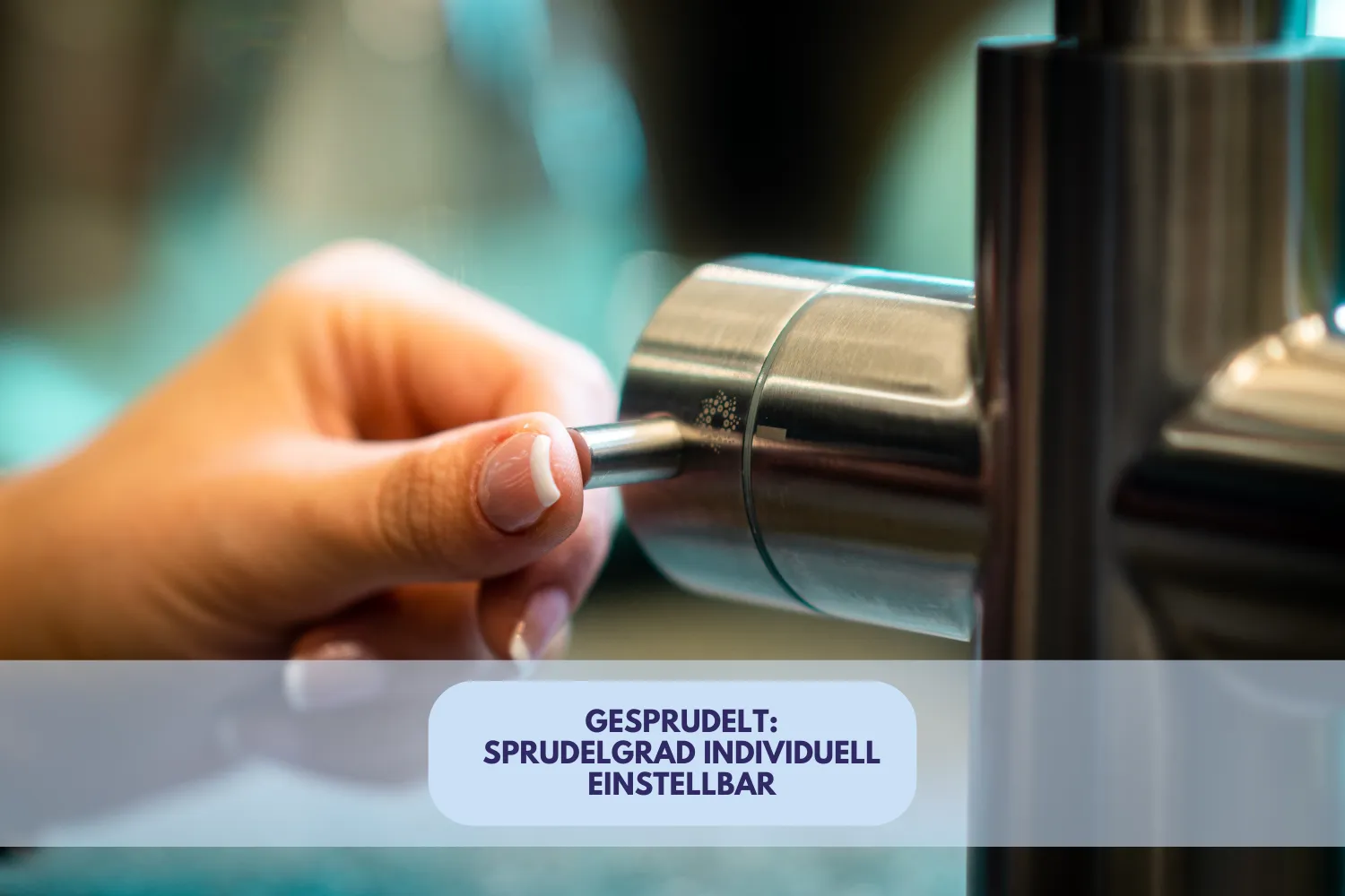 Eine Hand, die einen Sprudelregler an einem Edelstahlgerät justiert.