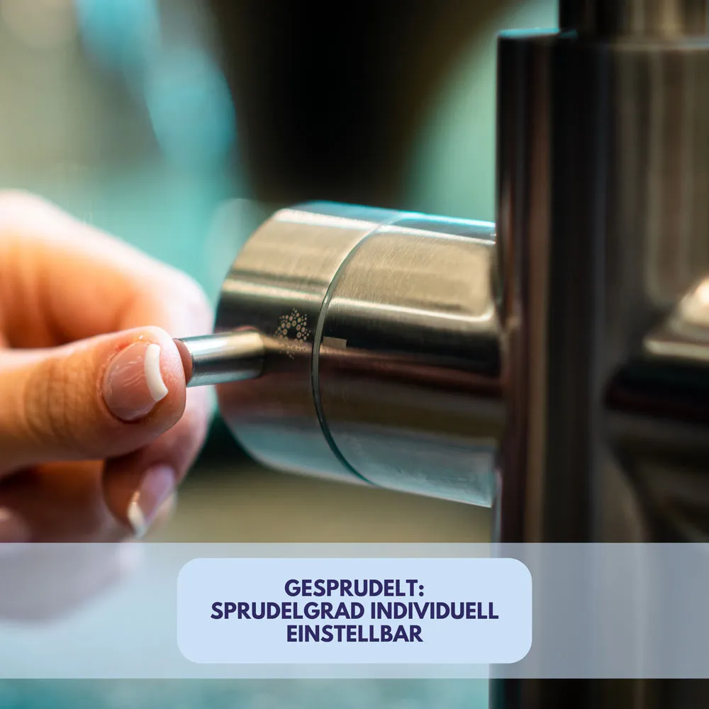 Nahaufnahme eines Bedienknopfs für sprudelndes Wasser, mit einer Hand, die den Grad des Sprudels individuell einstellt.