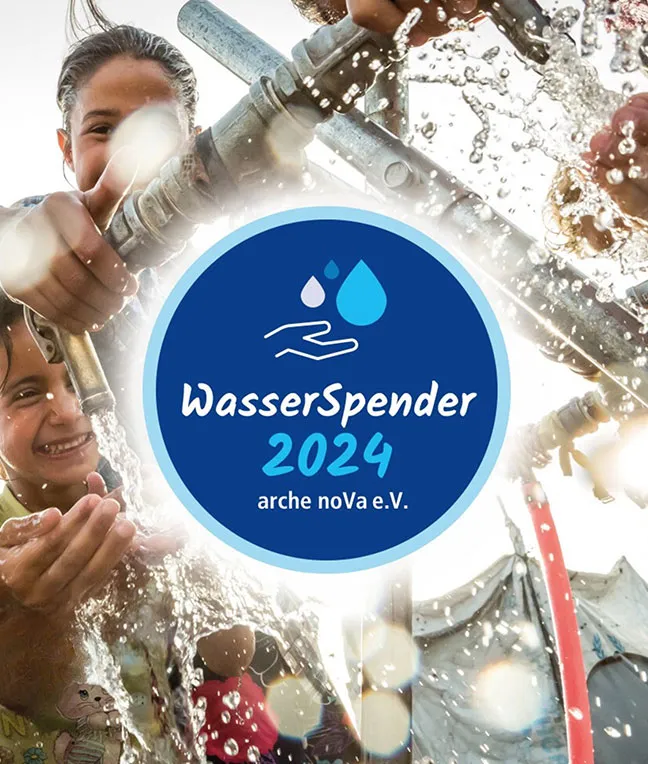 Bild zeigt Kinder, die Wasser aus einem Wasserhahn mit einem Logo für "WasserSpender 2024" von arche noVa e.V. sammeln.
