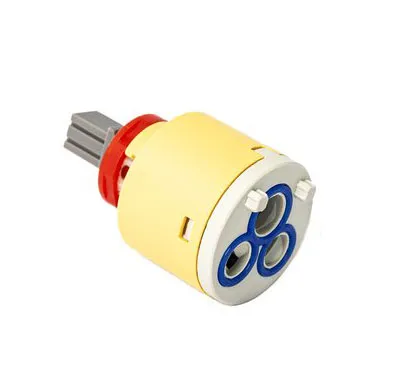 Eine gelbe, runde Komponente mit zwei blauen Öffnungen und einem grauen Anschluss.