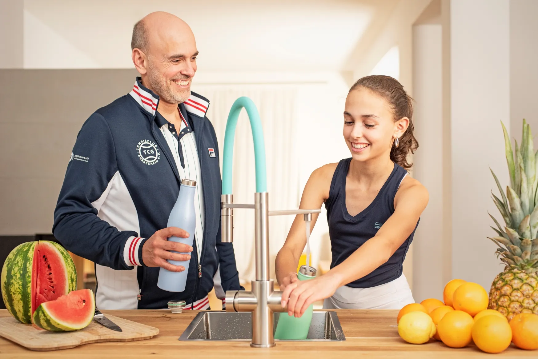 Frisches Leitungswasser aus der Küchenarmatur in Deutschland – gesund und trinkbar.