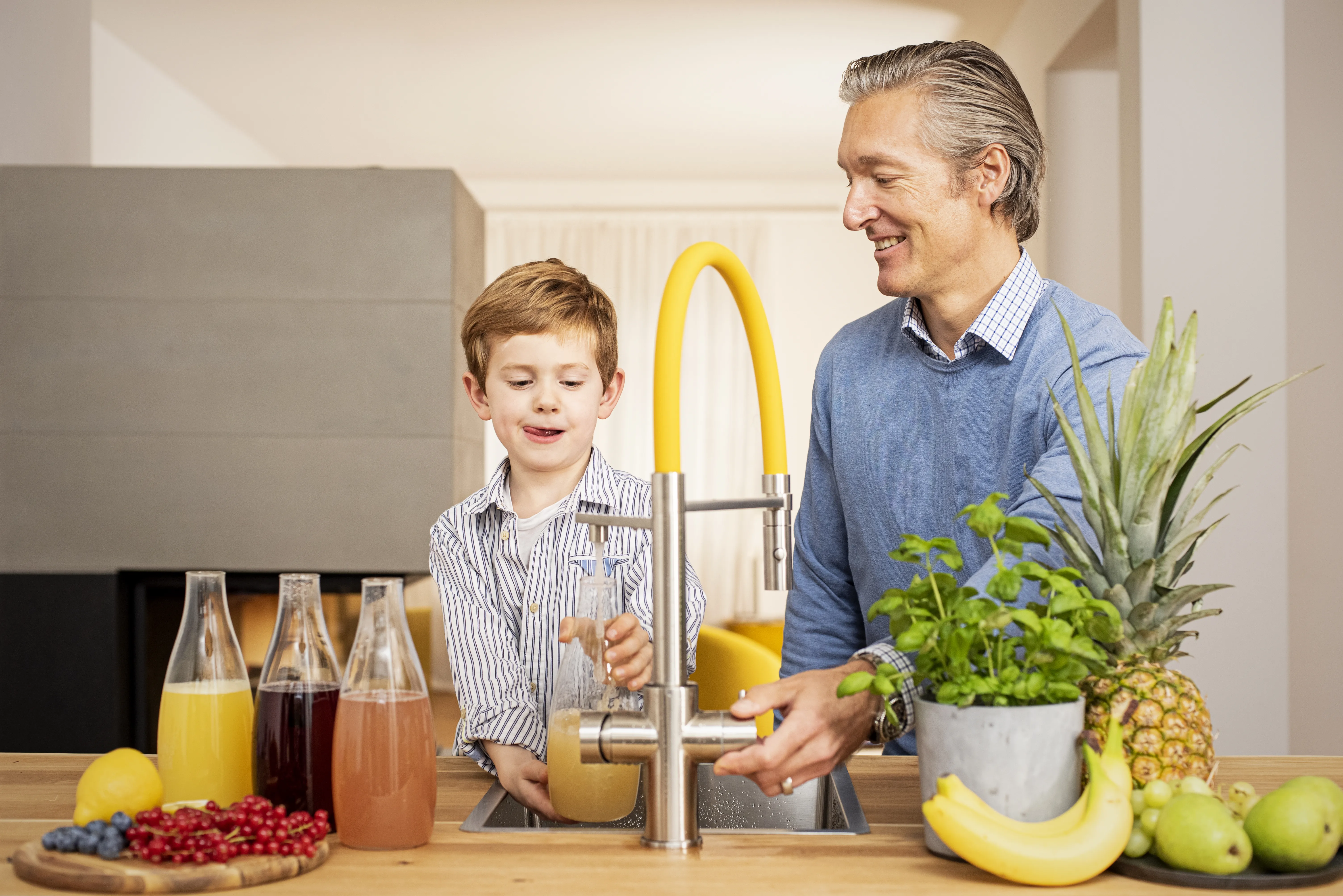 Kind zapft frisches Wasser aus dem LivingTap Wasserhahn