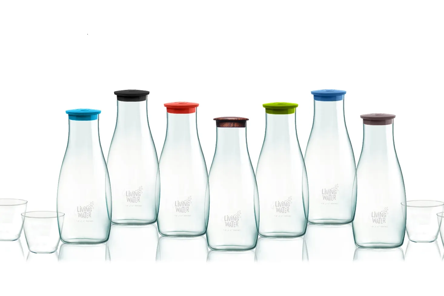 Sechs Glasflaschen mit bunten Verschlüssen und zwei Gläsern.