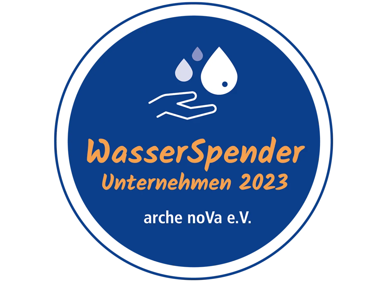 Ein blauer Kreis mit der Aufschrift "WasserSpender Unternehmen 2023" und einem Symbol von Wassertropfen und einer Hand.