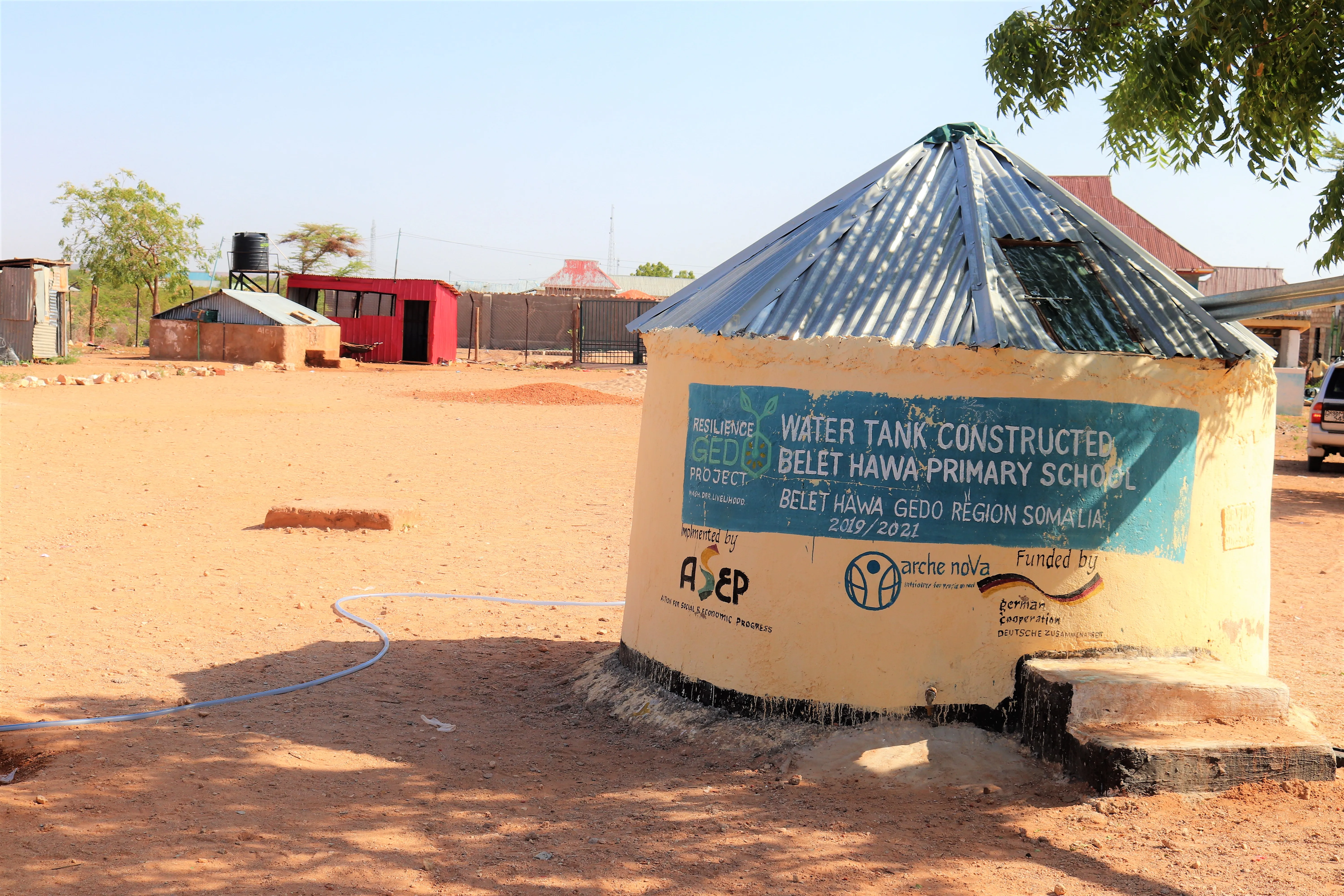 Wassertank in der Belet Hawa Primary School, Somalia – gebaut im Rahmen des Resilience Gedo Projekts, unterstützt von arche noVa und deutscher Zusammenarbeit.