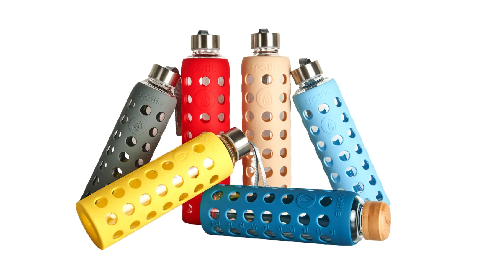 Bunte Trinkflaschen in verschiedenen Farben mit gummierten Hüllen und speziellen Öffnungen.