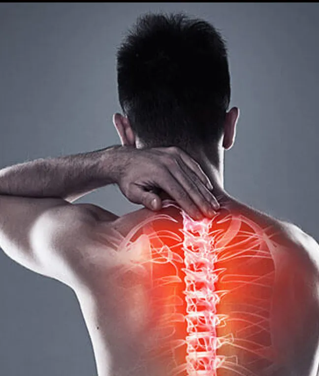 Visualisierung der Wirbelsäule mit rotem Schmerzbereich im oberen Rücken eines Mannes.