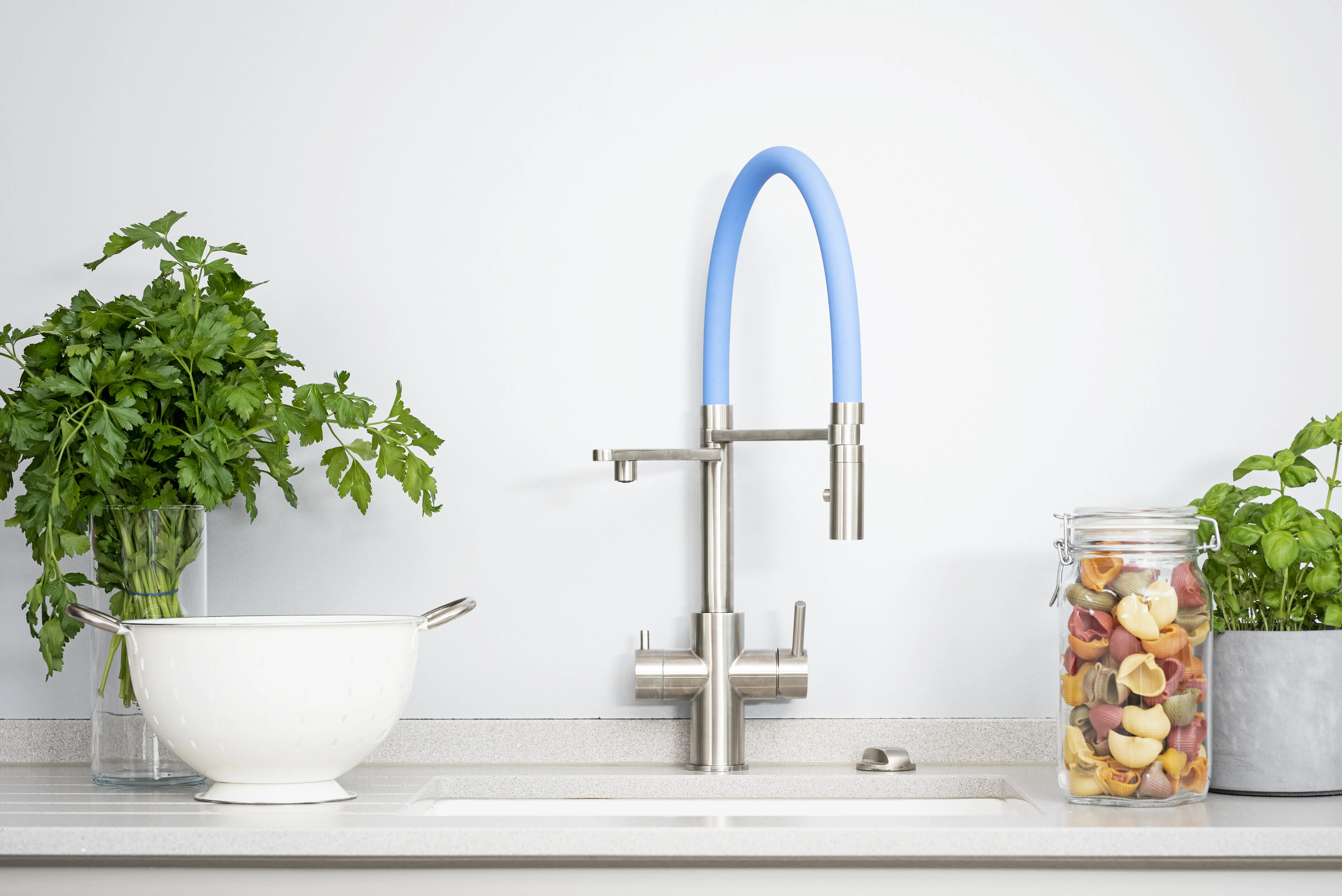 Wasserfilterhahn mit blauem Schlauch und Aktivkohleblocktechnologie