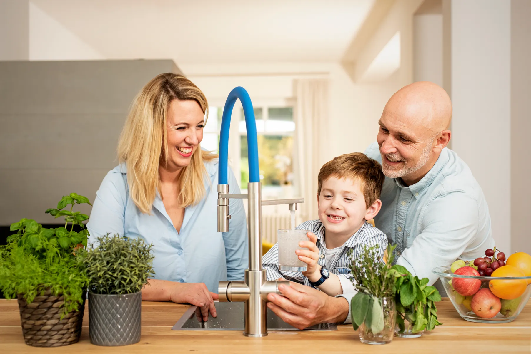 Vorschau: Living Water Sprudel Wasserhahn mit Kohlensäure und Wasserfilter, Edelstahl gebürstet Brauseauslauf dunkelblau 