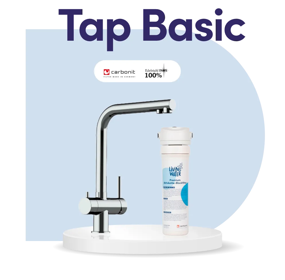 Moderne Wasserhahn und Filter auf einem weißen Podest, Hintergrund in hellblau.